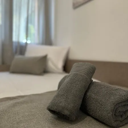 Sandi's House דירה *